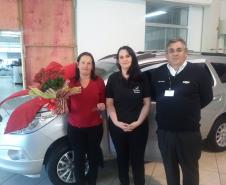A permissionária Marisliane Fatima Pagnoncelli com a agente de crédito Nadia de Bastiani na retirada do veículo na concessionária.
