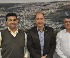 Técnicos da Fomento Paraná estão percorrendo a região metropolitana de Curitiba (RMC) para divulgar as linhas de crédito de baixo custo disponibilizadas pela instituição para apoiar empreendedores. À tarde, o gerente de relações institucionais da Fomento Paraná, Paulo Morva, visitou a Associação Rádio Taxi Araucária para mostrar os benefícios da linha de crédito exclusiva para os associados da entidade. 