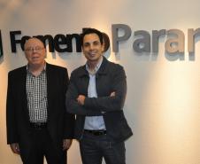 Empreendedor Magnus Guerios com o gerente de microcrédito e crédito solidário da Fomento Paraná, Hélio Moreira Rodrigues.