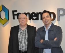 Empreendedor Magnus Guerios com o gerente de microcrédito e crédito solidário da Fomento Paraná, Hélio Moreira Rodrigues.
