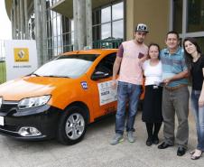 O modelo foi o escolhido pelo motorista curitibano Genesis Fernandes Faria, que participou nesta quarta-feira (1) da entrega simbólica do veículo e de uma visita ao Complexo Ayrton Senna, em São José dos Pinhais. 