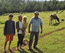 Irene Giteski Ferreira, agricultora de Porto Barreiro, financiou duas vacas pelo Paraná Juro Zero, da Fomento Paraná.