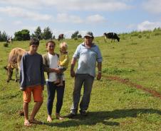 Irene Giteski Ferreira, agricultora de Porto Barreiro, financiou duas vacas pelo Paraná Juro Zero, da Fomento Paraná.