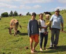 Irene Giteski Ferreira, agricultora de Porto Barreiro, financiou duas vacas pelo Paraná Juro Zero, da Fomento Paraná.