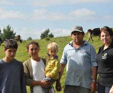 A família de Irene Giteski Ferreira, agricultora de Porto Barreiro, financiou duas vacas pelo Paraná Juro Zero, da Fomento Paraná. Na foto, a familia com a agente de crédito da instituição, Elza Vaccari.