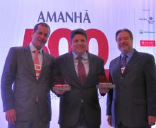 Dirigentes de empresas públicas paranaenses recebem prêmio da revista Amanhã.