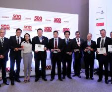 Dirigentes de empresas públicas paranaenses comemoram o prêmio.