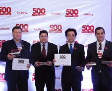 Dirigentes de empresas públicas paranaenses recebem o prêmio da revista Amanhã.