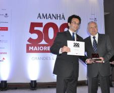 O diretor Administrativo e Financeira da Fomento Paraná, Heraldo Neves recebe o prêmio da revista Amanhã.