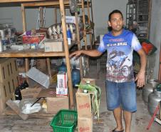 Juarez de Lima Damazio, do Mercado Popular em Sulina, mostra a altura que a água chegou nas enchentes. Financiado pela Fomento Paraná para ajudar na recuperação de estabelecimentos atingidos pelas enchentes em junho de 2014.