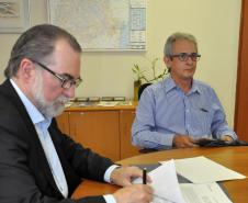 O presidente da Fomento Paraná, Juraci Barbosa, e o prefeito de Andirá, José Ronaldo Xavier, assinam contrato de financiamento no valor de R$ 3,1 milhões para pavimentação de vias urbanas no município do norte pioneiro do estado. Curitiba, 11/11/2014.