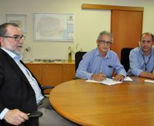 O presidente da Fomento Paraná, Juraci Barbosa, e o prefeito de Andirá, José Ronaldo Xavier, assinam contrato de financiamento no valor de R$ 3,1 milhões para pavimentação de vias urbanas no município do norte pioneiro do estado. Curitiba, 11/11/2014.