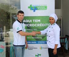 O agente de crédito Adriano Sarturi, da Agência do Trabalhador de Curitiba, com a empreendedora Michele Ferreira Galdino. Ela utilizou o microcrédito para ampliar a fabricação de bolos, doces e salgados e abrir uma doceria, em um centro comercial em Almirante Tamandaré.