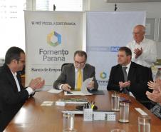 A Fomento Paraná e a distribuidora de medicamentos curitibana Nunesfarma assinaram nesta quarta-feira (12) um contrato de financiamento de R$ 3,9 milhões pela linha Inovacred. Este é o segundo contrato nesta linha que a Fomento Paraná assina em 2014.