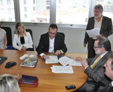 A Fomento Paraná e a distribuidora de medicamentos curitibana Nunesfarma assinaram nesta quarta-feira (12) um contrato de financiamento de R$ 3,9 milhões pela linha Inovacred. Este é o segundo contrato nesta linha que a Fomento Paraná assina em 2014. 