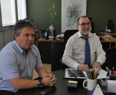 O presidente da Fomento Paraná, Juraci Barbosa, e o prefeito de Almirante Tamandaré, Aldnei José Siqueira, assinaram nesta segunda-feira (24) um contrato de financiamento no valor de R$ 7,2 milhões para pavimentação de vias urbanas e construção de uma praça pública no município da área norte da região metropolitana da capital.