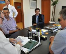 O presidente da Fomento Paraná, Juraci Barbosa, e o prefeito de Almirante Tamandaré, Aldnei José Siqueira, assinaram nesta segunda-feira (24) um contrato de financiamento no valor de R$ 7,2 milhões para pavimentação de vias urbanas e construção de uma praça pública no município da área norte da região metropolitana da capital.