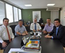 O presidente da Fomento Paraná, Juraci Barbosa, e o prefeito de Almirante Tamandaré, Aldnei José Siqueira, assinaram nesta segunda-feira (24) um contrato de financiamento no valor de R$ 7,2 milhões para pavimentação de vias urbanas e construção de uma praça pública no município da área norte da região metropolitana da capital.