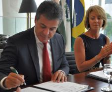 O governador Beto Richa recebe o embaixador da França no Brasil, Denis Pietton, nesta quinta-feira (27), no Palácio Iguaçu. Pietton acompanha o diretor da Agência Francesa de Desenvolvimento (AFD) no Brasil, Laurent Duriez, que na ocasião assina um protocolo de intenções com as secretarias de estado do Meio Ambiente e Recursos Hídricos e de Desenvolvimento Urbano, Paranacidade, Sanepar e Fomento Paraná, para cooperação técnica na área de gestão de resíduos sólidos.