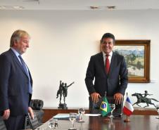 O governador Beto Richa recebe o embaixador da França no Brasil, Denis Pietton, nesta quinta-feira (27), no Palácio Iguaçu. Pietton acompanha o diretor da Agência Francesa de Desenvolvimento (AFD) no Brasil, Laurent Duriez, que na ocasião assina um protocolo de intenções com as secretarias de estado do Meio Ambiente e Recursos Hídricos e de Desenvolvimento Urbano, Paranacidade, Sanepar e Fomento Paraná, para cooperação técnica na área de gestão de resíduos sólidos.