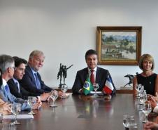 O governador Beto Richa recebe o embaixador da França no Brasil, Denis Pietton, nesta quinta-feira (27), no Palácio Iguaçu. Pietton acompanha o diretor da Agência Francesa de Desenvolvimento (AFD) no Brasil, Laurent Duriez, que na ocasião assina um protocolo de intenções com as secretarias de estado do Meio Ambiente e Recursos Hídricos e de Desenvolvimento Urbano, Paranacidade, Sanepar e Fomento Paraná, para cooperação técnica na área de gestão de resíduos sólidos.