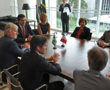 O governador Beto Richa recebe o embaixador da França no Brasil, Denis Pietton, nesta quinta-feira (27), no Palácio Iguaçu. Pietton acompanha o diretor da Agência Francesa de Desenvolvimento (AFD) no Brasil, Laurent Duriez, que na ocasião assina um protocolo de intenções com as secretarias de estado do Meio Ambiente e Recursos Hídricos e de Desenvolvimento Urbano, Paranacidade, Sanepar e Fomento Paraná, para cooperação técnica na área de gestão de resíduos sólidos.