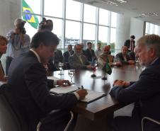 O governador Beto Richa recebe o embaixador da França no Brasil, Denis Pietton, nesta quinta-feira (27), no Palácio Iguaçu. Pietton acompanha o diretor da Agência Francesa de Desenvolvimento (AFD) no Brasil, Laurent Duriez, que na ocasião assina um protocolo de intenções com as secretarias de estado do Meio Ambiente e Recursos Hídricos e de Desenvolvimento Urbano, Paranacidade, Sanepar e Fomento Paraná, para cooperação técnica na área de gestão de resíduos sólidos.