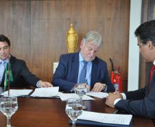 O governador Beto Richa recebe o embaixador da França no Brasil, Denis Pietton, nesta quinta-feira (27), no Palácio Iguaçu. Pietton acompanha o diretor da Agência Francesa de Desenvolvimento (AFD) no Brasil, Laurent Duriez, que na ocasião assina um protocolo de intenções com as secretarias de estado do Meio Ambiente e Recursos Hídricos e de Desenvolvimento Urbano, Paranacidade, Sanepar e Fomento Paraná, para cooperação técnica na área de gestão de resíduos sólidos.