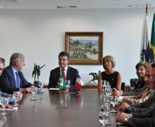 O governador Beto Richa recebe o embaixador da França no Brasil, Denis Pietton, nesta quinta-feira (27), no Palácio Iguaçu. Pietton acompanha o diretor da Agência Francesa de Desenvolvimento (AFD) no Brasil, Laurent Duriez, que na ocasião assina um protocolo de intenções com as secretarias de estado do Meio Ambiente e Recursos Hídricos e de Desenvolvimento Urbano, Paranacidade, Sanepar e Fomento Paraná, para cooperação técnica na área de gestão de resíduos sólidos.