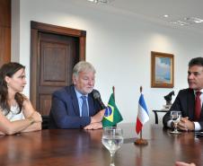 O governador Beto Richa recebe o embaixador da França no Brasil, Denis Pietton, nesta quinta-feira (27), no Palácio Iguaçu. Pietton acompanha o diretor da Agência Francesa de Desenvolvimento (AFD) no Brasil, Laurent Duriez, que na ocasião assina um protocolo de intenções com as secretarias de estado do Meio Ambiente e Recursos Hídricos e de Desenvolvimento Urbano, Paranacidade, Sanepar e Fomento Paraná, para cooperação técnica na área de gestão de resíduos sólidos.