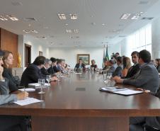 O governador Beto Richa recebe o embaixador da França no Brasil, Denis Pietton, nesta quinta-feira (27), no Palácio Iguaçu. Pietton acompanha o diretor da Agência Francesa de Desenvolvimento (AFD) no Brasil, Laurent Duriez, que na ocasião assina um protocolo de intenções com as secretarias de estado do Meio Ambiente e Recursos Hídricos e de Desenvolvimento Urbano, Paranacidade, Sanepar e Fomento Paraná, para cooperação técnica na área de gestão de resíduos sólidos.