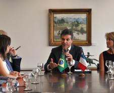 O governador Beto Richa recebe o embaixador da França no Brasil, Denis Pietton, nesta quinta-feira (27), no Palácio Iguaçu. Pietton acompanha o diretor da Agência Francesa de Desenvolvimento (AFD) no Brasil, Laurent Duriez, que na ocasião assina um protocolo de intenções com as secretarias de estado do Meio Ambiente e Recursos Hídricos e de Desenvolvimento Urbano, Paranacidade, Sanepar e Fomento Paraná, para cooperação técnica na área de gestão de resíduos sólidos.