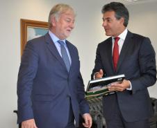 O governador Beto Richa recebe o embaixador da França no Brasil, Denis Pietton, nesta quinta-feira (27), no Palácio Iguaçu. Pietton acompanha o diretor da Agência Francesa de Desenvolvimento (AFD) no Brasil, Laurent Duriez, que na ocasião assina um protocolo de intenções com as secretarias de estado do Meio Ambiente e Recursos Hídricos e de Desenvolvimento Urbano, Paranacidade, Sanepar e Fomento Paraná, para cooperação técnica na área de gestão de resíduos sólidos.