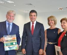 O governador Beto Richa recebe o embaixador da França no Brasil, Denis Pietton, nesta quinta-feira (27), no Palácio Iguaçu. Pietton acompanha o diretor da Agência Francesa de Desenvolvimento (AFD) no Brasil, Laurent Duriez, que na ocasião assina um protocolo de intenções com as secretarias de estado do Meio Ambiente e Recursos Hídricos e de Desenvolvimento Urbano, Paranacidade, Sanepar e Fomento Paraná, para cooperação técnica na área de gestão de resíduos sólidos.