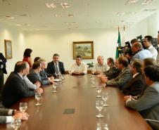 O conjunto de obras de pavimentação e recuperação de vias urbanas soma R$ 21,2 milhões. Os contratos foram assinados com os prefeitos de Campina Grande do Sul, Foz do Iguaçu e São José dos Pinhais. Os recursos são de linha de crédito operada pela Fomento Paraná com recursos do Fundo de Garantia por Tempo de Serviço - FGTS.