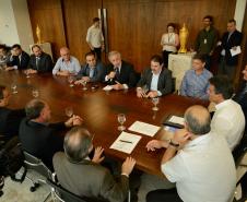 O conjunto de obras de pavimentação e recuperação de vias urbanas soma R$ 21,2 milhões. Os contratos foram assinados com os prefeitos de Campina Grande do Sul, Foz do Iguaçu e São José dos Pinhais. Os recursos são de linha de crédito operada pela Fomento Paraná com recursos do Fundo de Garantia por Tempo de Serviço - FGTS.
