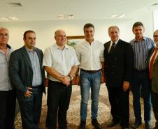 O conjunto de obras de pavimentação e recuperação de vias urbanas soma R$ 21,2 milhões. Os contratos foram assinados com os prefeitos de Campina Grande do Sul, Foz do Iguaçu e São José dos Pinhais. Os recursos são de linha de crédito operada pela Fomento Paraná com recursos do Fundo de Garantia por Tempo de Serviço - FGTS.