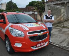 Olair Ribeiro, morador de Londrina, com o milésimo táxi financiado pela linha Banco do Empreendedor Taxistas, da Fomento Paraná.