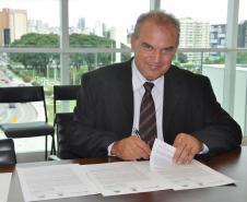 O prefeito de Alto Piquiri, Luiz Carlos Borges Cardoso, assina contrato de financiamento com a Fomento Paraná para compra de uma nova pá carregadeira. Curitiba, 5 de fevereiro de 2015.
