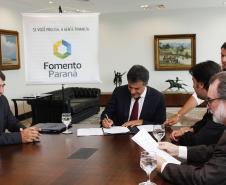 O governador Beto Richa assinou nesta quinta-feira (5), no Palácio Iguaçu, em Curitiba, um contrato de financiamento de R$ 7 milhões para compra de maquinário e obras de pavimentação de vias urbanas em Araucária e um financiamento de R$ 350 mil para que o município de Alto Piquiri compre uma nova máquina. 