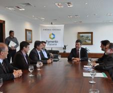 O governador Beto Richa assinou nesta quinta-feira (5), no Palácio Iguaçu, em Curitiba, um contrato de financiamento de R$ 7 milhões para compra de maquinário e obras de pavimentação de vias urbanas em Araucária e um financiamento de R$ 350 mil para que o município de Alto Piquiri compre uma nova máquina. 