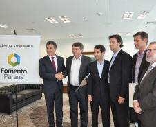 O governador Beto Richa assinou nesta quinta-feira (5), no Palácio Iguaçu, em Curitiba, um contrato de financiamento de R$ 7 milhões para compra de maquinário e obras de pavimentação de vias urbanas em Araucária e um financiamento de R$ 350 mil para que o município de Alto Piquiri compre uma nova máquina. 