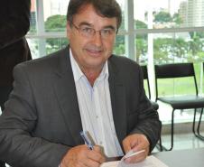 O prefeito de Araucária, Olizandro Ferreira, assina contrato de financiamento no valor de R$ 7milhões, com a Fomento Paraná para pavimentação de ruas do bairro Costeira. Curitiba, 5 de fevereiro de 2015.