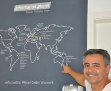 Valtemir "Mineiro" Soares, sócio da Information Planet, de Curitiba, mostra os locais onde a franquia está presente.