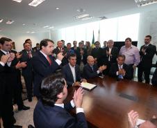 Governador Beto Richa assina contratos de financiamentos com a Secretaria de Desenvolvimento Urbano (SEDU) e a FomentoParaná para obras de infraestrutura urbanas e equipamentos para municípios. 04/03/2015.Foto: Orlando Kissner/ANPr