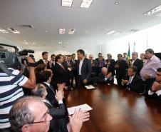 Governador Beto Richa assina contratos de financiamentos com a Secretaria de Desenvolvimento Urbano (SEDU) e a FomentoParaná para obras de infraestrutura urbanas e equipamentos para municípios. 04/03/2015.Foto: Orlando Kissner/ANPr