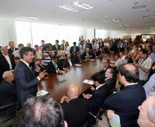 Governador Beto Richa assina contratos de financiamentos com a Secretaria de Desenvolvimento Urbano (SEDU) e a FomentoParaná para obras de infraestrutura urbanas e equipamentos para municípios. 04/03/2015.Foto: Orlando Kissner/ANPr