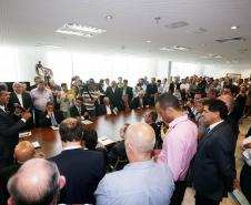 Governador Beto Richa assina contratos de financiamentos com a Secretaria de Desenvolvimento Urbano (SEDU) e a FomentoParaná para obras de infraestrutura urbanas e equipamentos para municípios. 04/03/2015.Foto: Orlando Kissner/ANPr