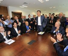 Governador Beto Richa assina contratos de financiamentos com a Secretaria de Desenvolvimento Urbano (SEDU) e a FomentoParaná para obras de infraestrutura urbanas e equipamentos para municípios. 04/03/2015.Foto:Arnaldo Alves/ANPr