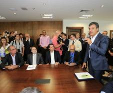 Governador Beto Richa assina contratos de financiamentos com a Secretaria de Desenvolvimento Urbano (SEDU) e a FomentoParaná para obras de infraestrutura urbanas e equipamentos para municípios. 04/03/2015.Foto:Arnaldo Alves/ANPr